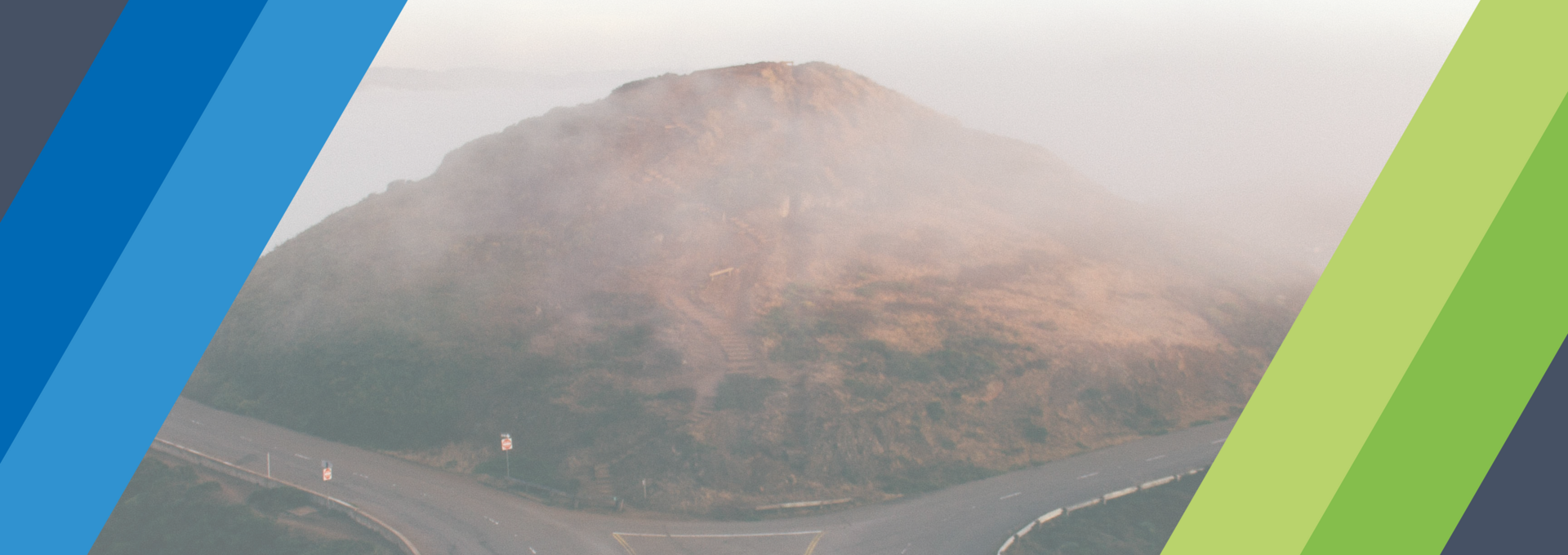 Bild eines Berges im Nebel mit zwei Wegen drumherum. An beiden Rändern sind schräge, farbige Balken.